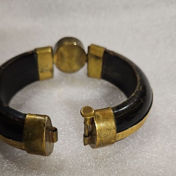 VINTAGE BONE & ONYX HINGED CUFF BANGLE BRACELET BRASS ACCENTS - Picture 3 of 3